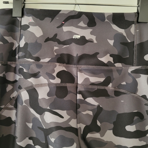 Marika - Ivy Camo Print Ankle Legging NWOT - Picture 6 of 7